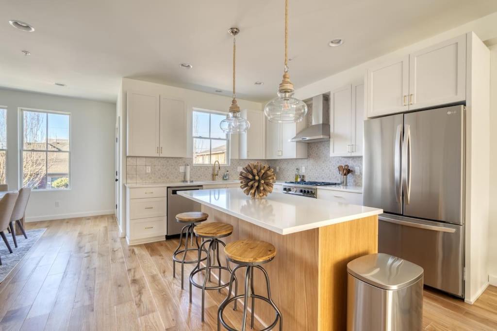 Collection - Cozy North Tabor Retreat - Families & Remote Work Holiday home *